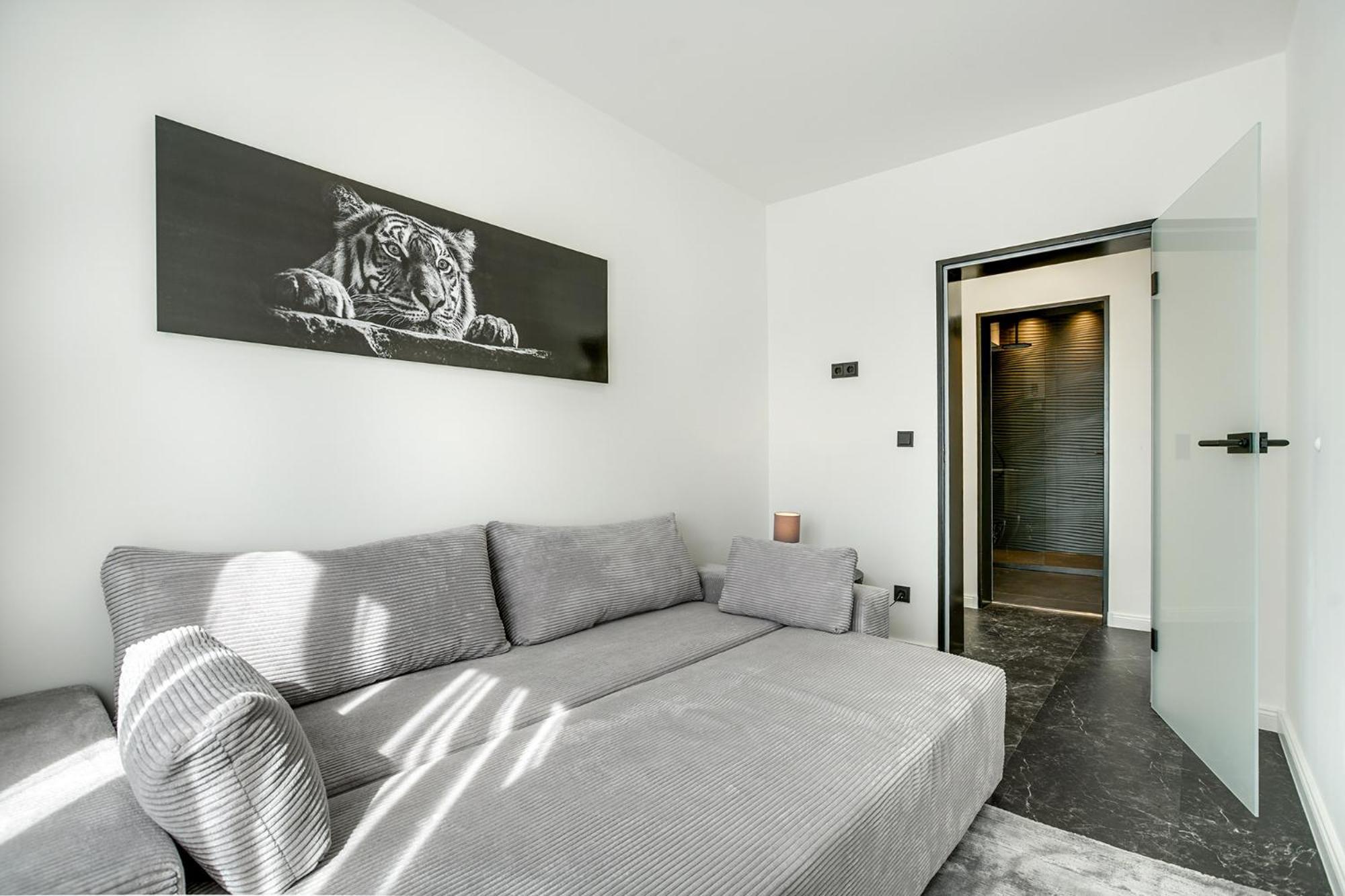 George Apartment